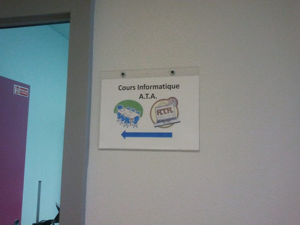 Panneau « Cours informatique A.T.A. » au collège