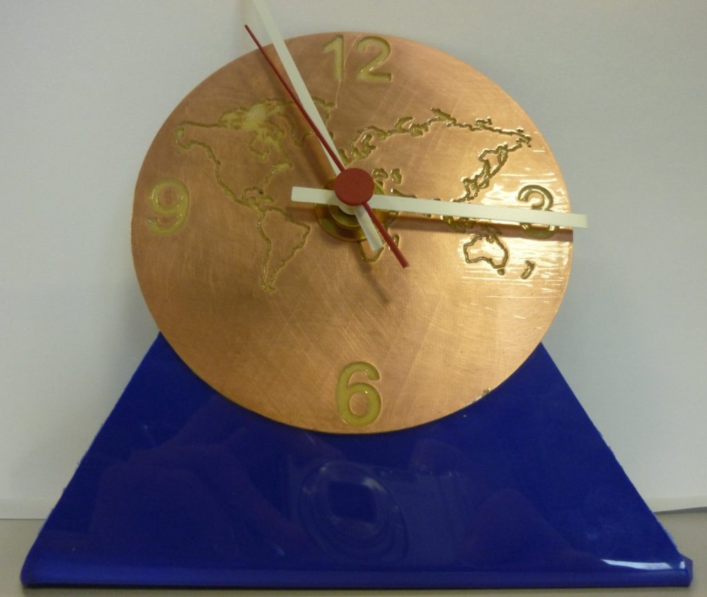 Horloge Solar Watch en cuivre gravée d'une carte du monde
